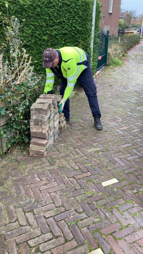 NK Tegeltaxi tegels aan de weg zetten